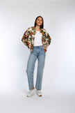 Leinen-Blouson mit sommerlichem Floraldruck am Model, kombiniert mit weißem Shirt und Jeans.