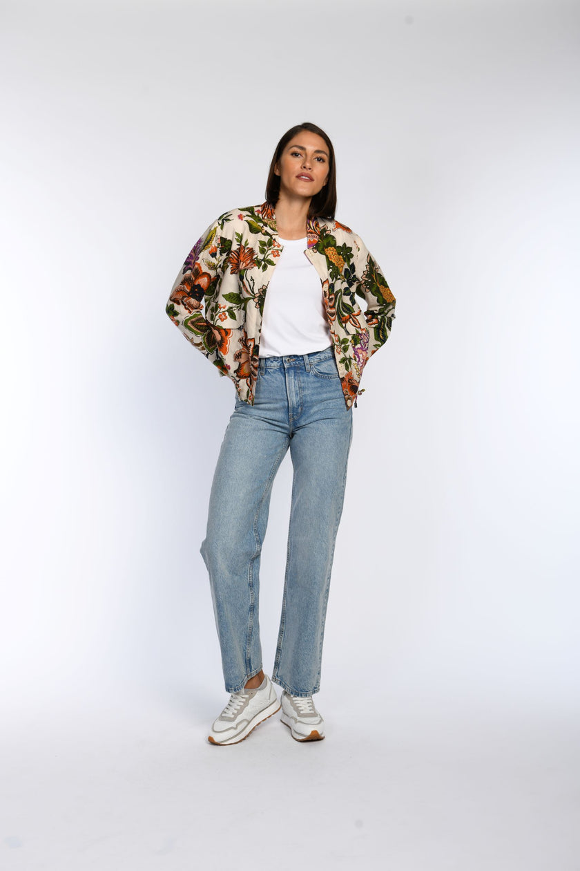 Leinen-Blouson mit sommerlichem Floraldruck am Model, kombiniert mit weißem Shirt und Jeans.
