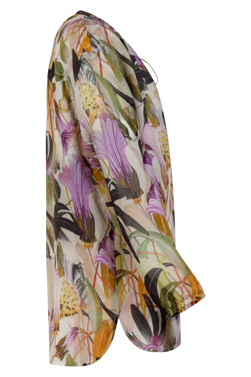 Freisteller, Seitenansicht: leicht fallende Bluse mit Floraldruck.