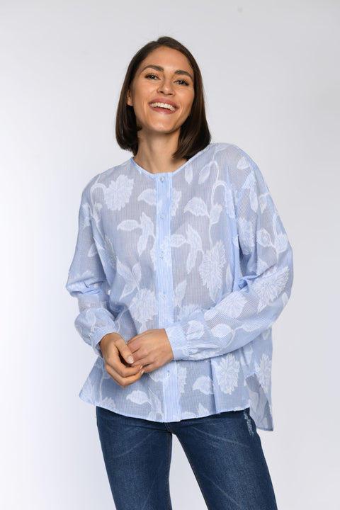 Weit geschnittene Bluse mit feinen Streifen, einer Knopfleiste auf der Vorderseite und einem Rundhalsausschnitt.