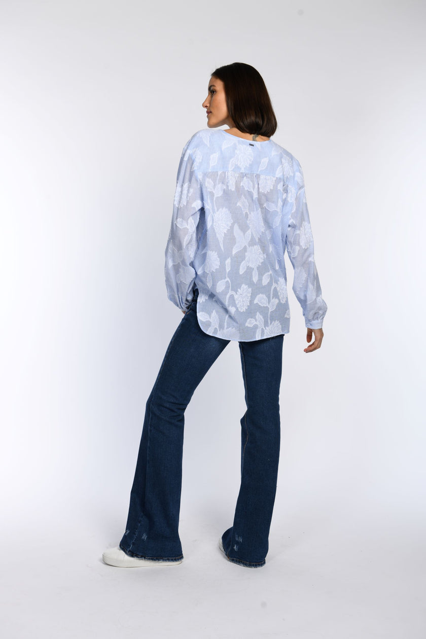 Locker geschnittene Bluse mit feinen Streifen, floralem Print und Rückenpasse.