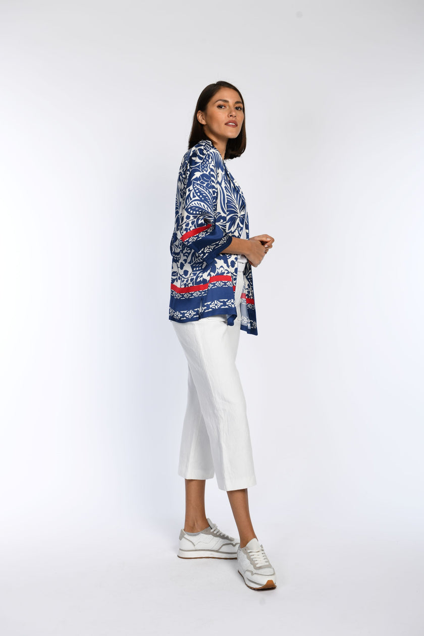 Model trägt Bluse im Pyjama-Look mit 3/4-Ärmeln und Reverskragen.