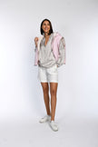 Model trägt locker geschnittene Bluse mit Pastelldruck.