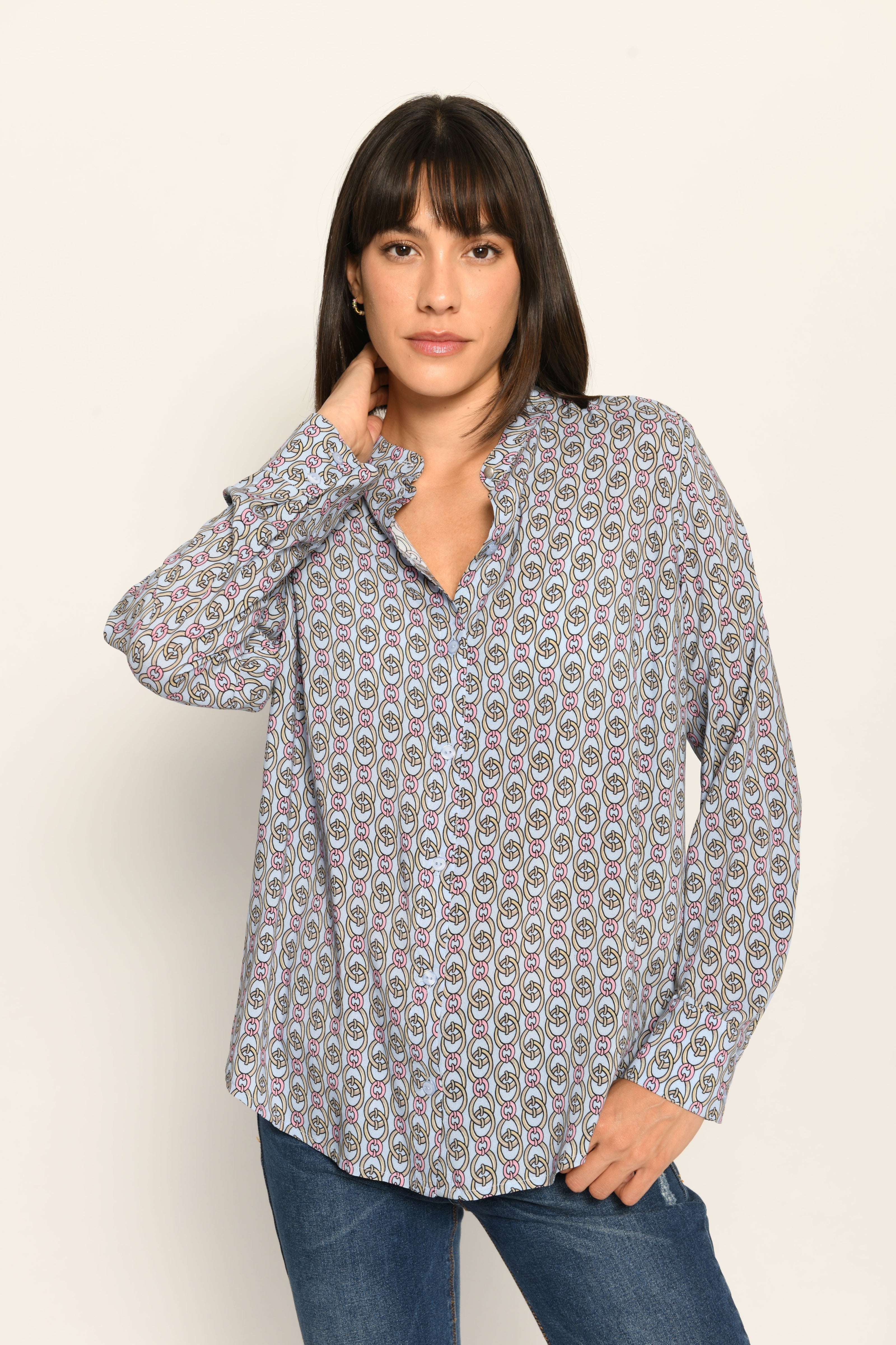 Gerade geschnittene Druckbluse für Damen mit Stehkragen und langen Ärmeln – Nahaufnahme Vorderseite