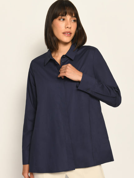 Moderne, weit geschnittene marineblaue Damenbluse mit langen Ärmeln, lässig kombiniert zu beiger Hose – Vorderansicht, Nahaufnahme