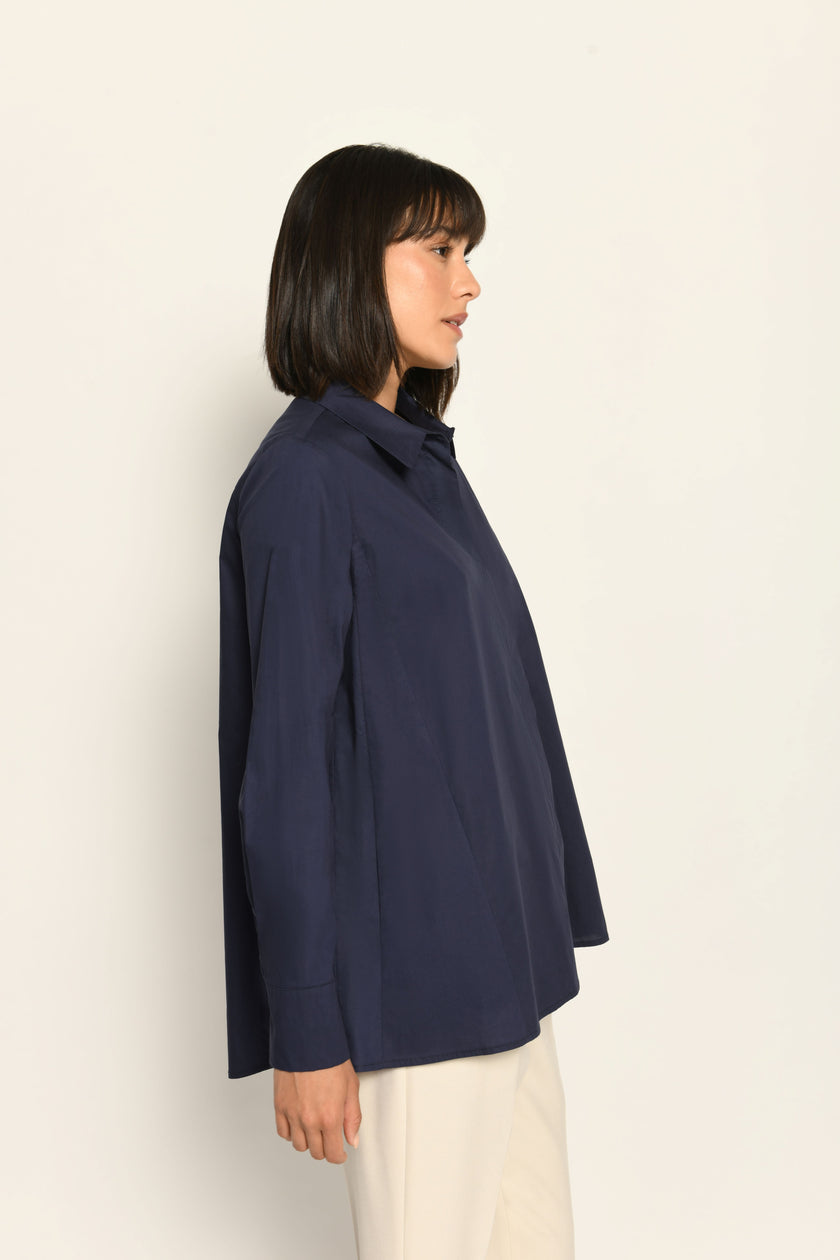 Moderne, weit geschnittene marineblaue Damenbluse mit langen Ärmeln – Seitenansicht von rechts