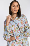 Nahaufnahme der Bluse im Streifendessin mit Floraldruck.
