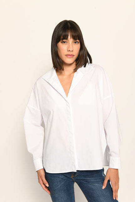 Weit geschnittene Damenbluse in der Farbe Weiß mit langen Fledermausärmeln – Vorderansicht, Nahaufnahme