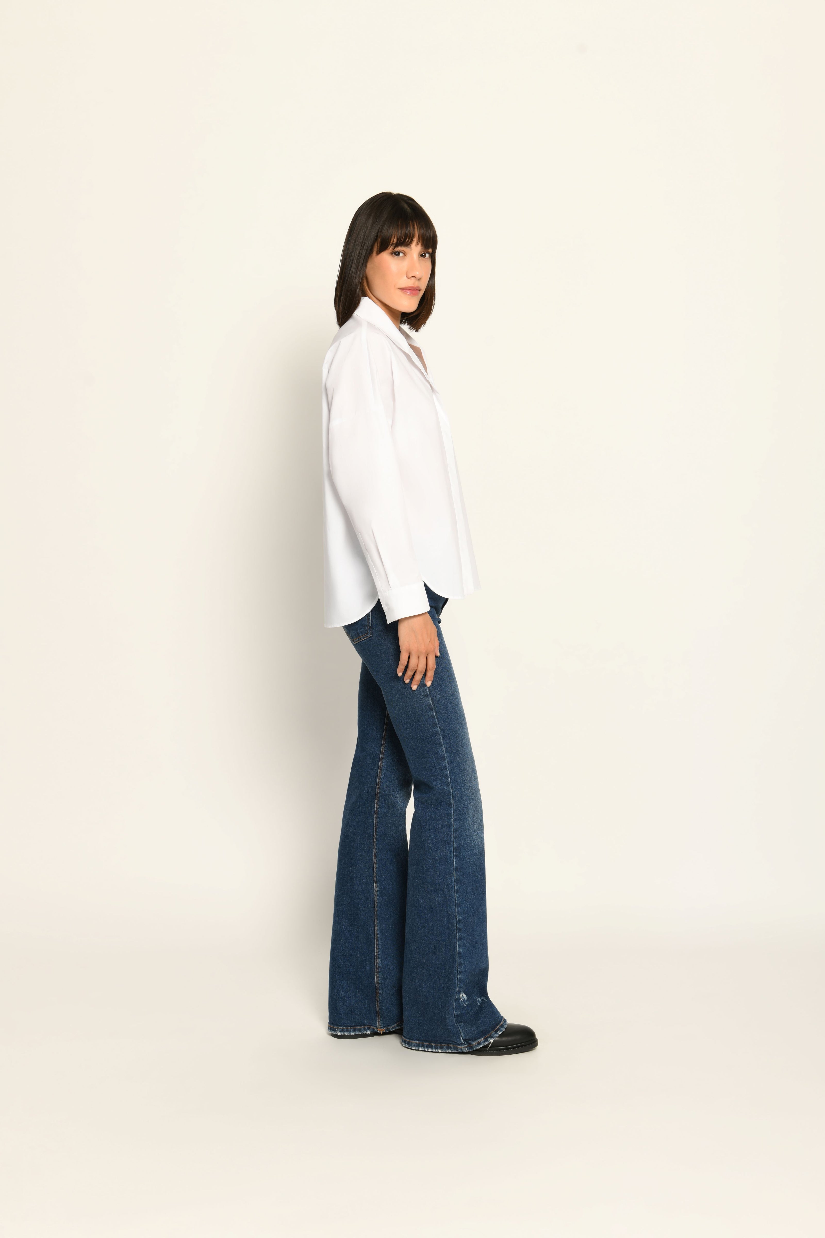 Weit geschnittene Damenbluse in der Farbe Weiß mit langen Fledermausärmeln – Seitenansicht von links