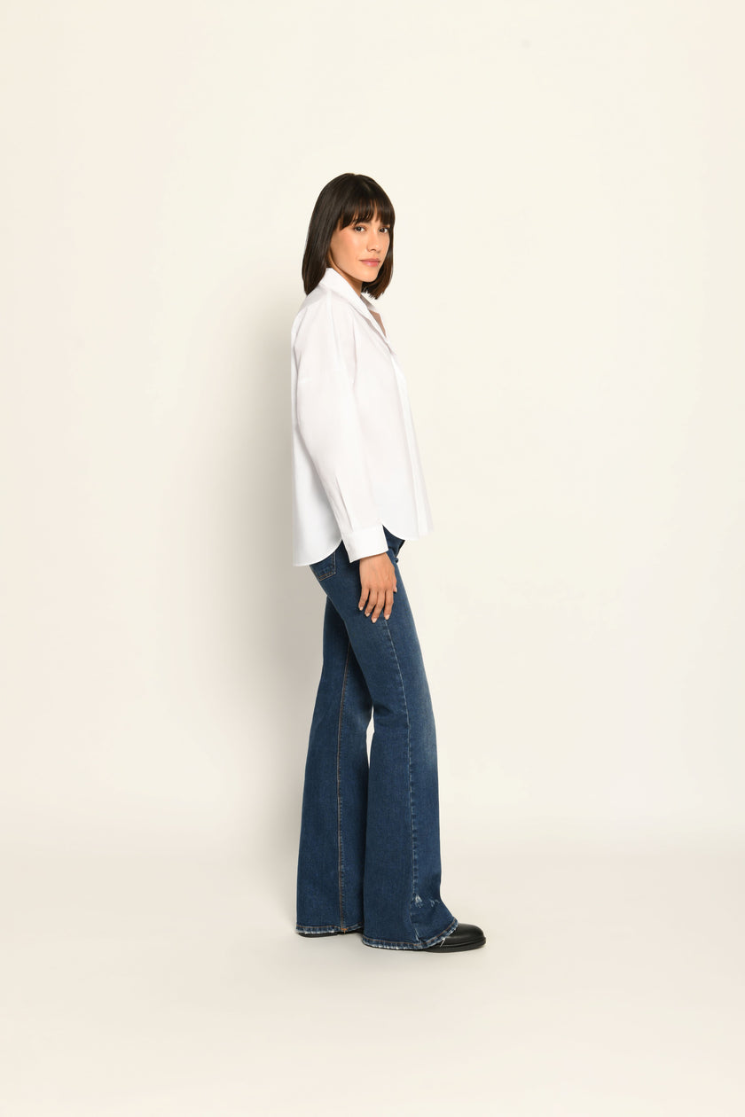 Weit geschnittene Damenbluse in der Farbe Weiß mit langen Fledermausärmeln – Seitenansicht von links