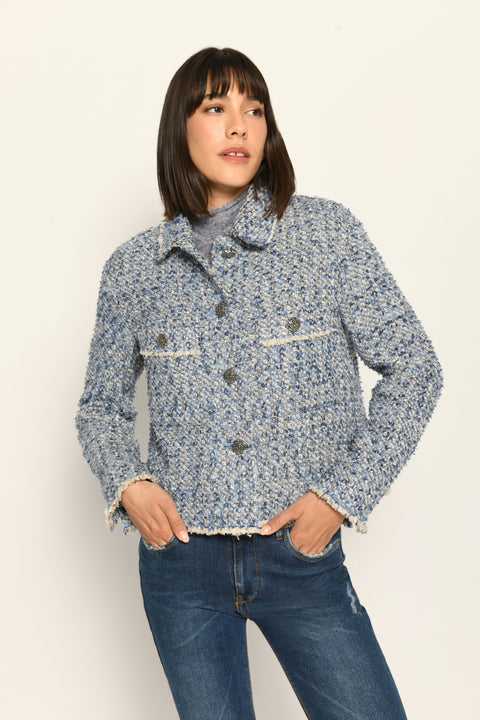 Legere kurze Bouclé-Jacke in hellen Farben mit Fransen und Statement-Knöpfen – Vorderseite