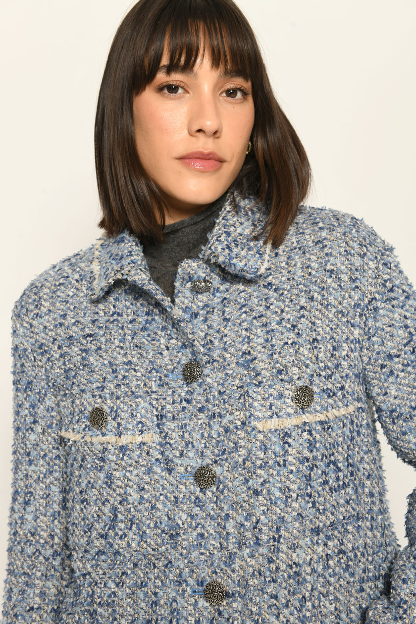 Legere kurze Bouclé-Jacke in hellen Farben mit Fransen und Statement-Knöpfen – Vorderansicht