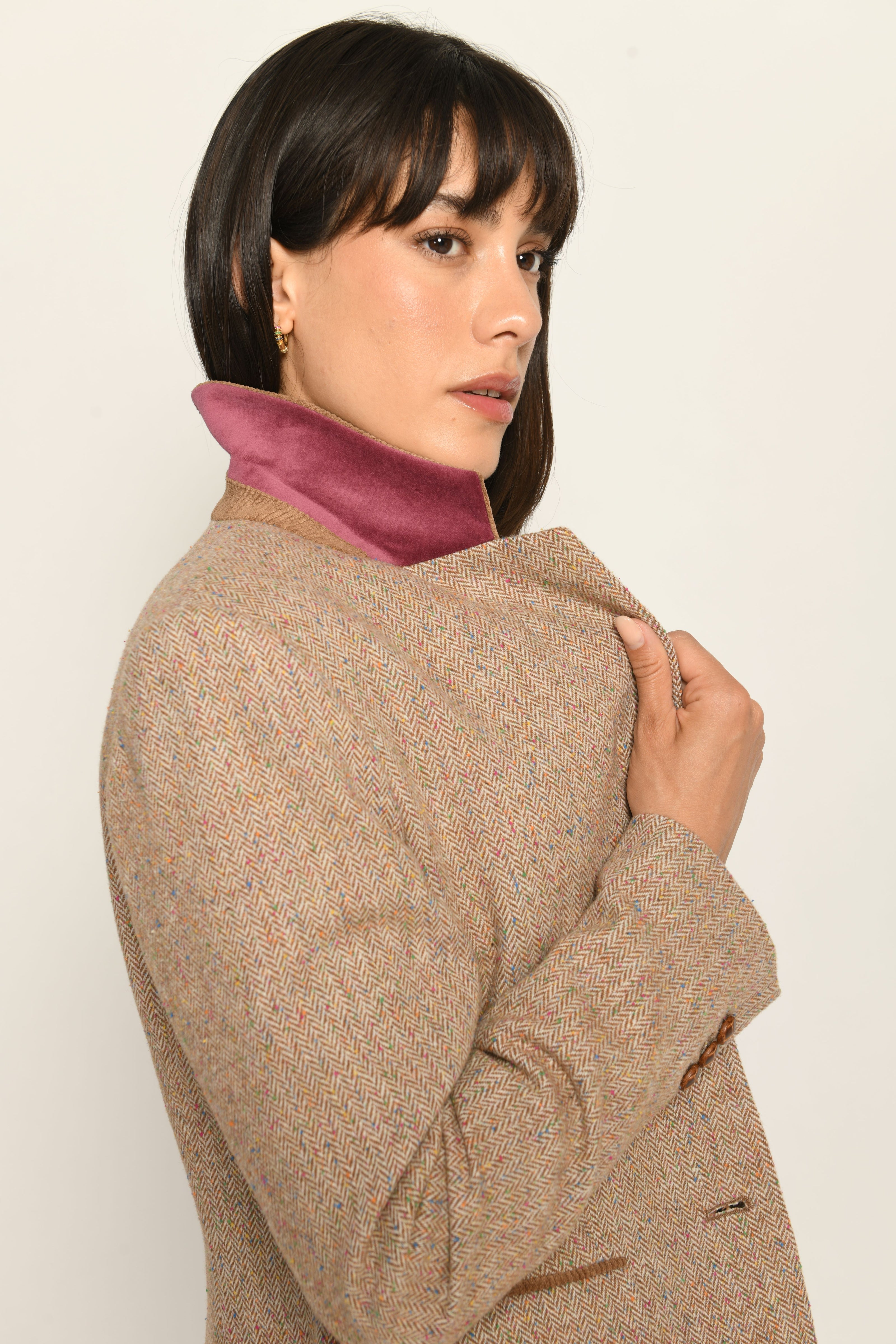 Brauner Slim-Fit-Blazer für Damen mit hochgeklapptem Umlegerkragen aus Samt in der Farbe altrosa – Seitenansicht