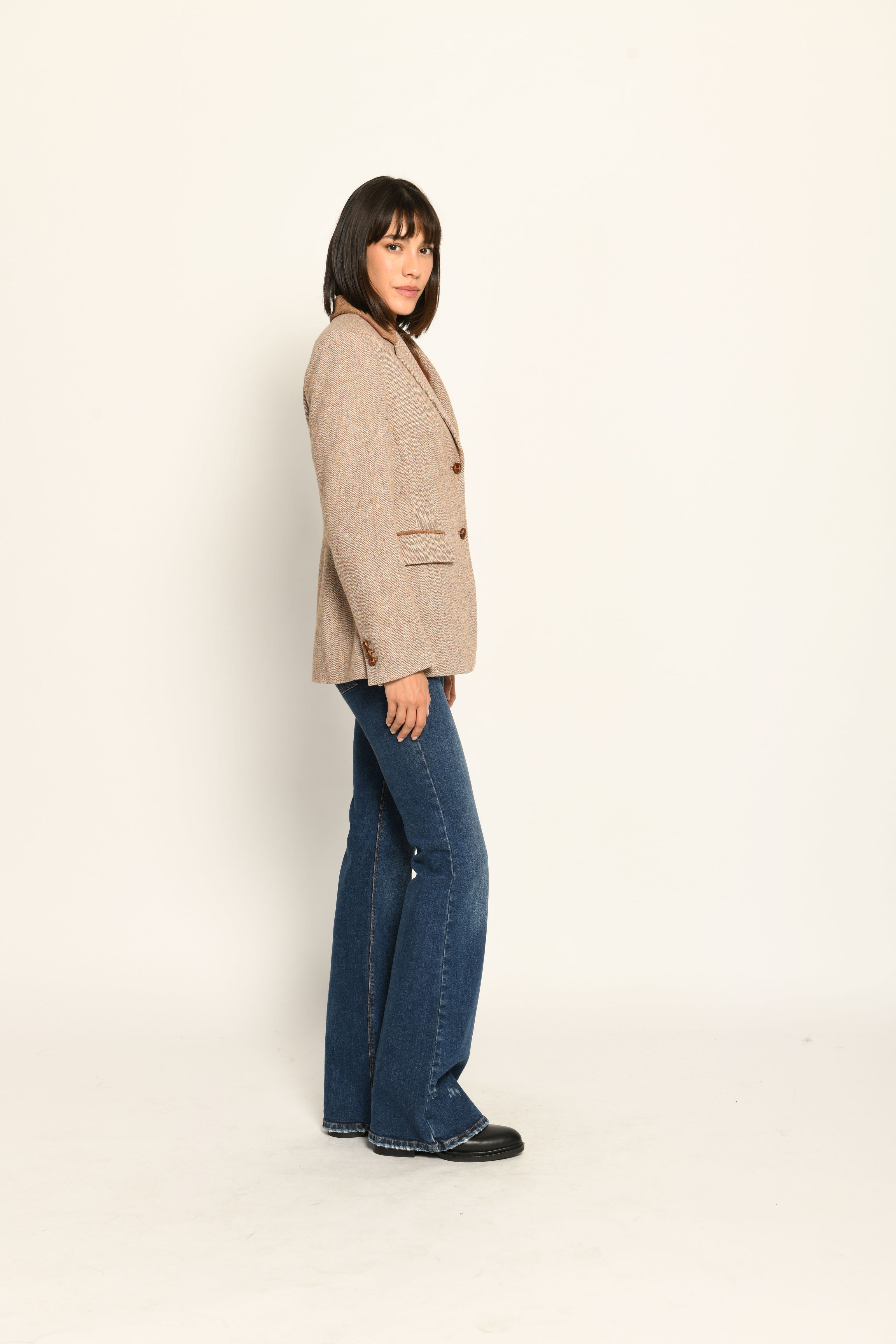 Brauner Slim-Fit-Blazer für Damen mit braunen Cord-Elementen und gemustertem Einstecktuch – Seitenansicht rechts