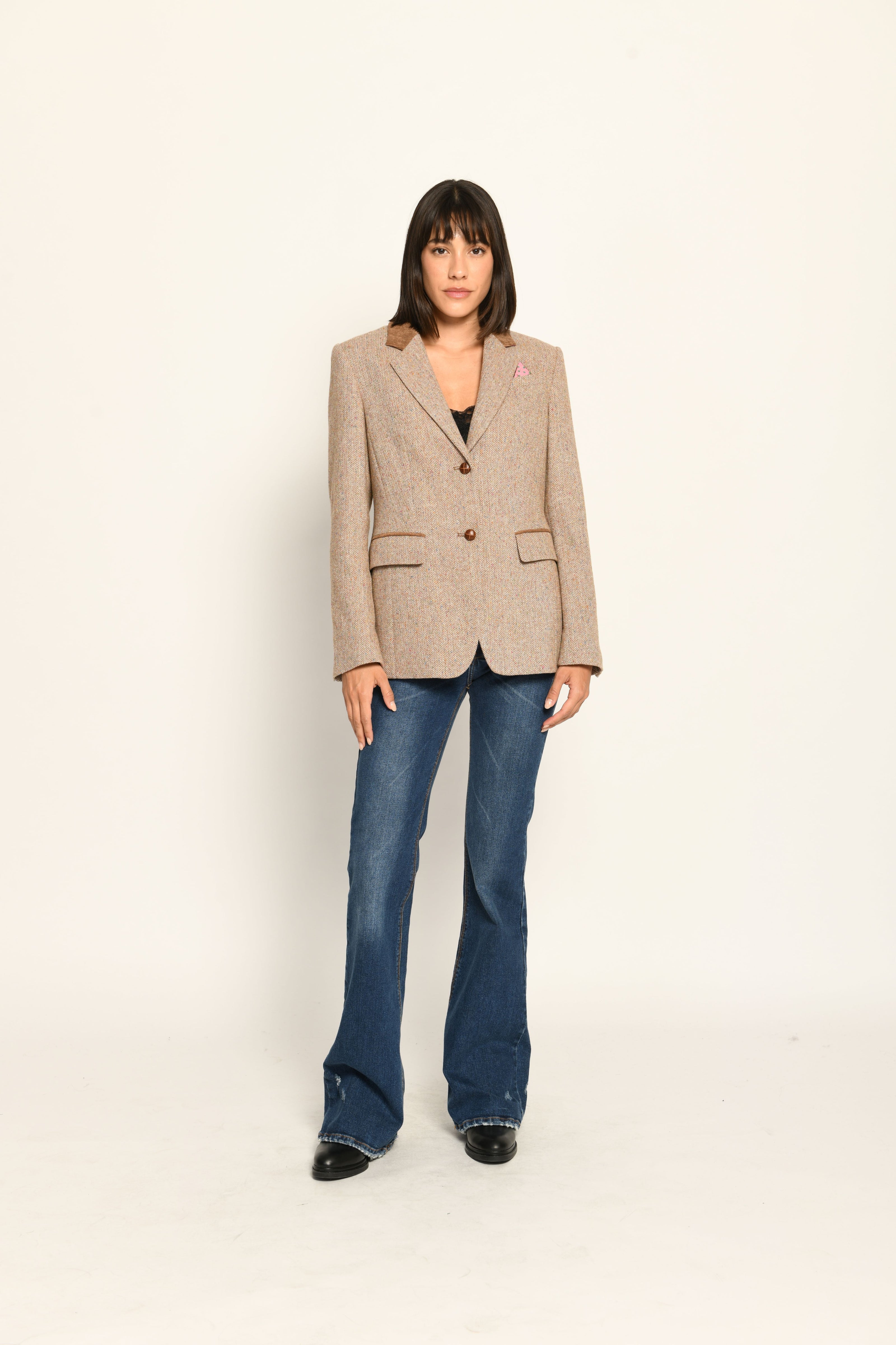 Brauner Slim-Fit-Blazer für Damen mit braunen Cord-Elementen und gemustertem Einstecktuch – Vorderansicht