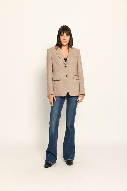 Brauner Slim-Fit-Blazer für Damen mit braunen Cord-Elementen und gemustertem Einstecktuch – Vorderansicht