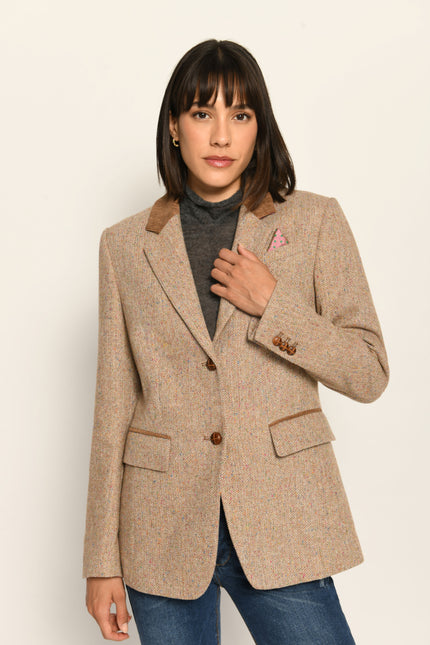 Brauner Slim-Fit-Blazer für Damen mit braunen Cord-Elementen und gemustertem Einstecktuch – Nahaufnahme