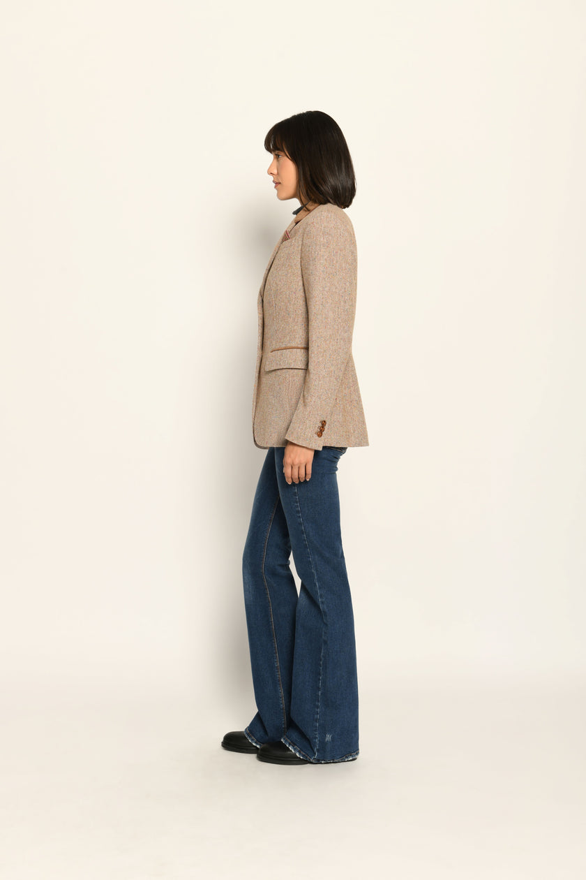 Brauner Slim-Fit-Blazer für Damen mit braunen Cord-Elementen und gemustertem Einstecktuch – Seitenansicht links