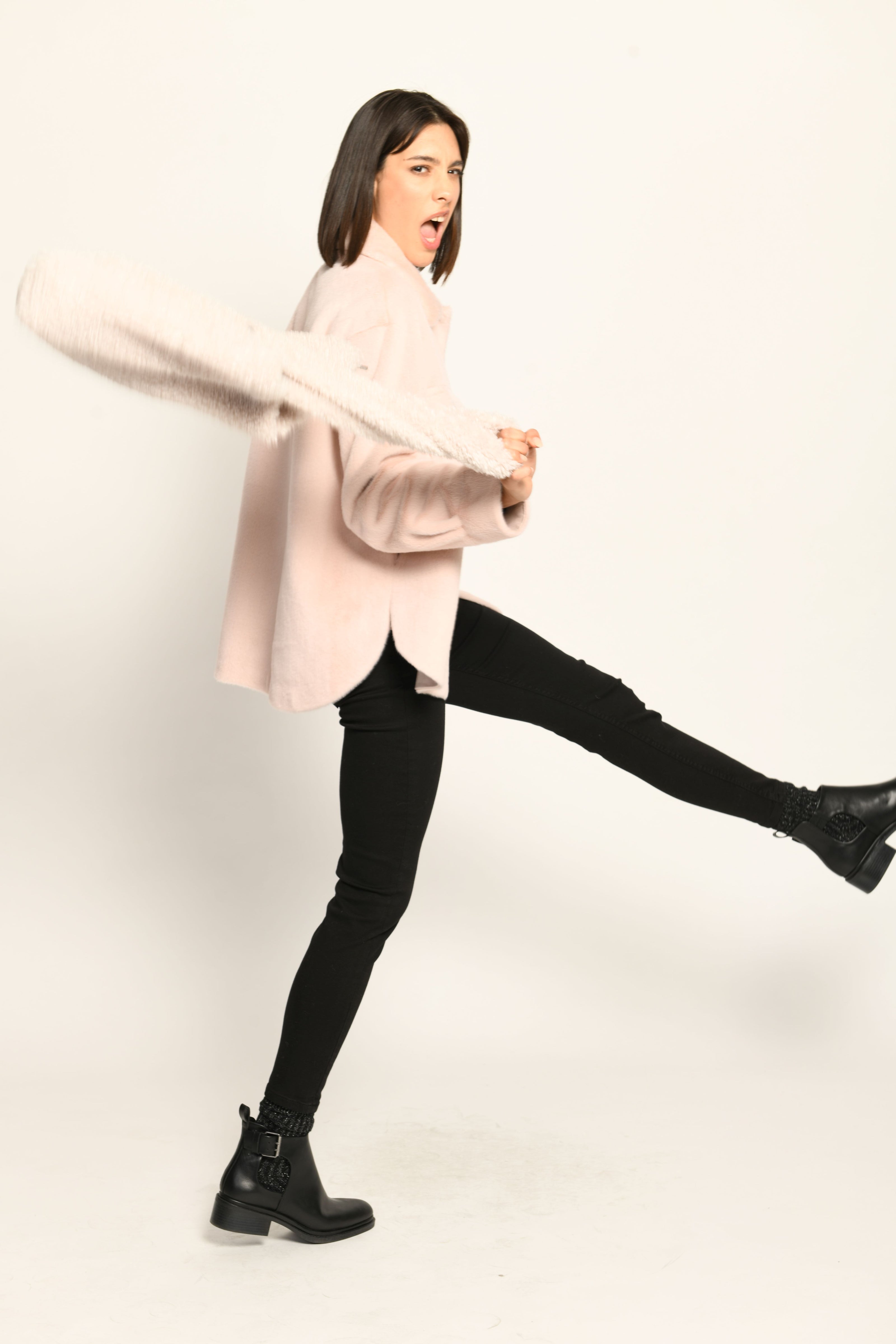 Einkaufstasche aus Webpelz in der Farbe Creme mit Reißverschluss und zwei langen Henkeln – Vorderansicht.