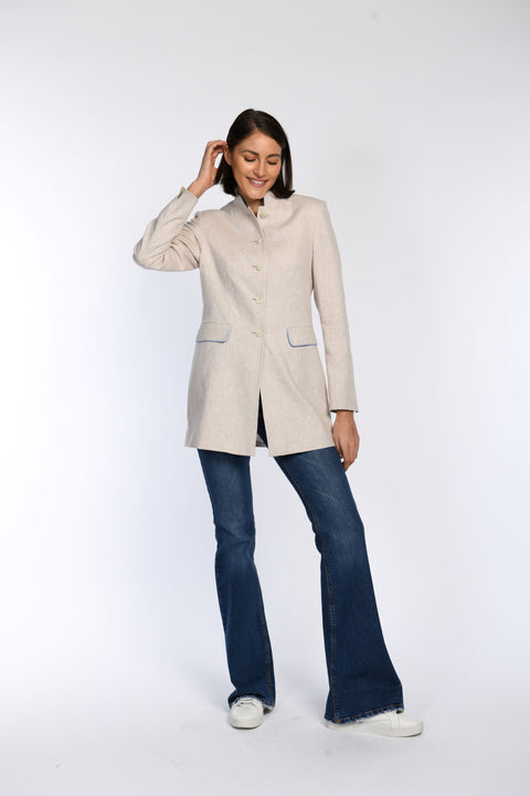 Taillierter Gehrock aus feiner Fischgratstruktur mit Stehkragen und Leistentaschen.