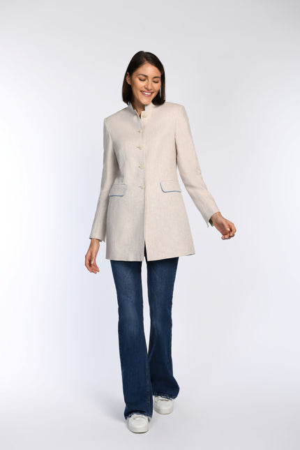 Vorderansicht: Model trägt einen taillierten beigen Gehrock.