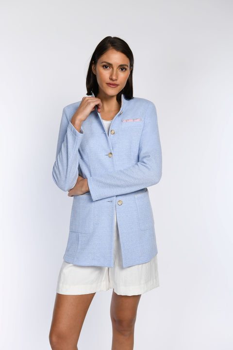 Model trägt blaufarbigen Gehrock mit Knopfleiste in der vorderen Mitte.