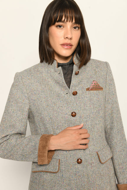 Hellgrauer Slim-Fit-Janker für Damen mit braunen Cord-Elementen und gemustertem Einstecktuch – Nahaufnahme