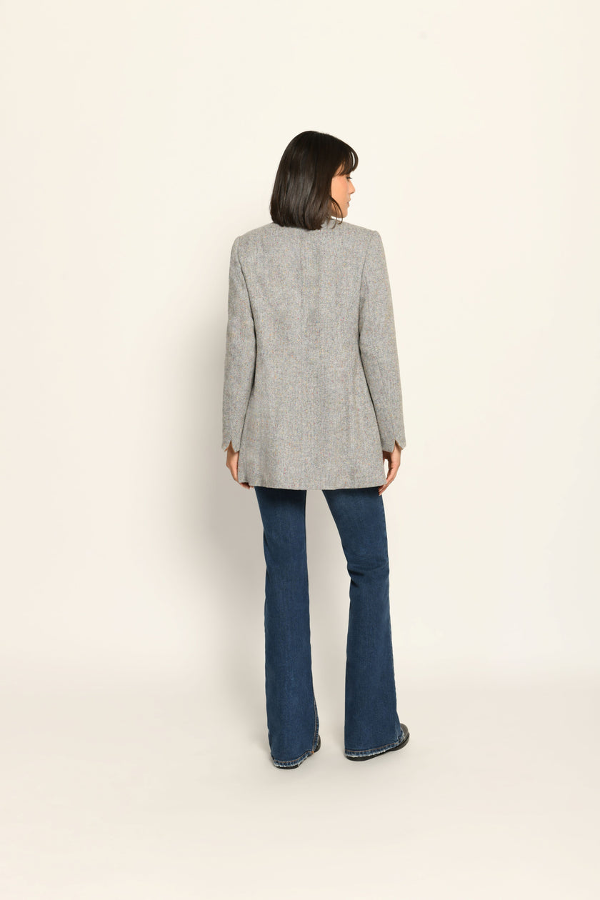 Hellgrauer Slim-Fit-Janker für Damen mit braunen Cord-Elementen und Knöpfen, lässig kombiniert zu Jeans – Rückansicht