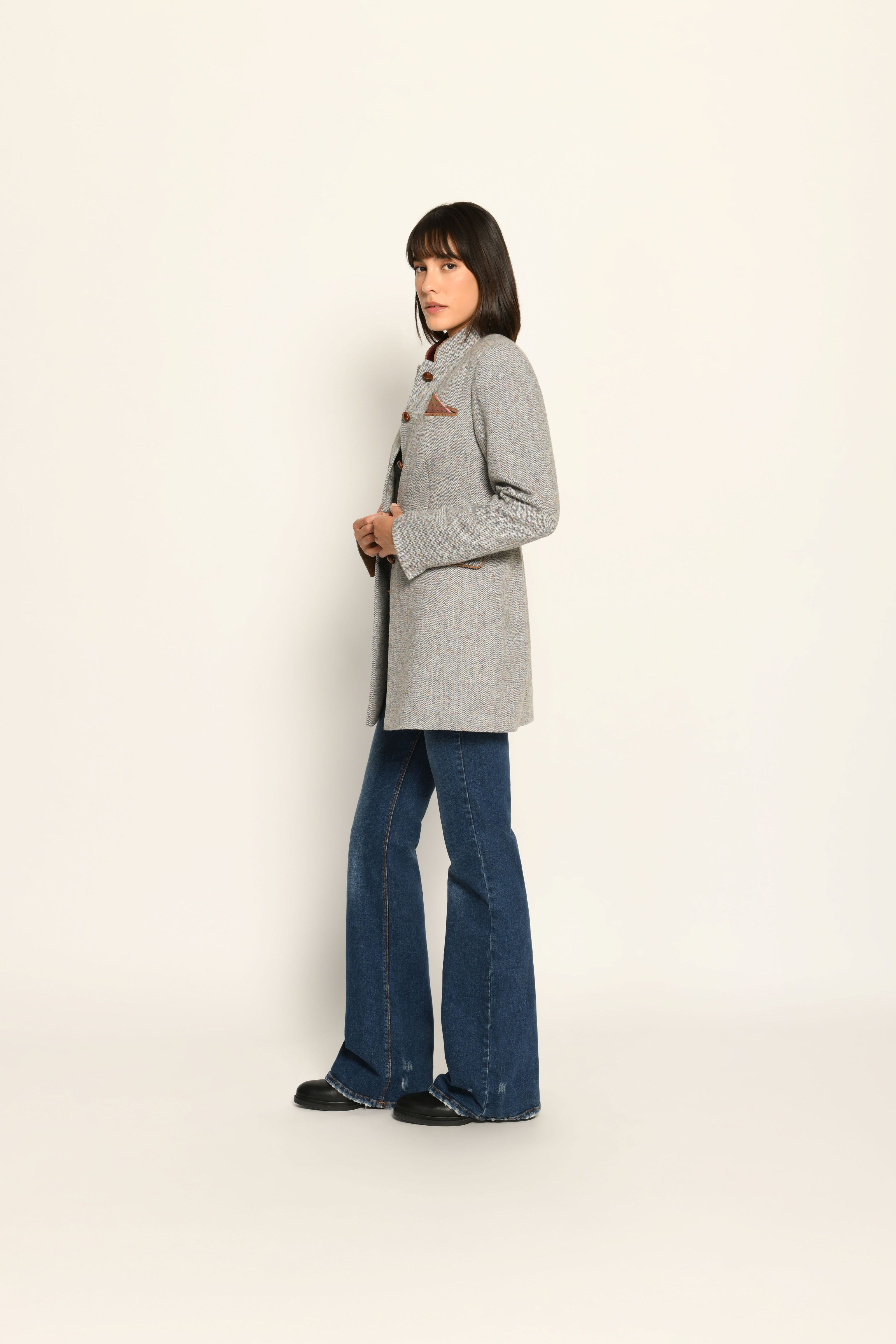 Hellgrauer Slim-Fit-Janker für Damen mit braunen Cord-Elementen und Knöpfen, lässig kombiniert zu Jeans – Seite