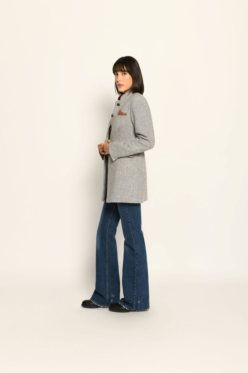 Hellgrauer Slim-Fit-Janker für Damen mit braunen Cord-Elementen und Knöpfen, lässig kombiniert zu Jeans – Seite