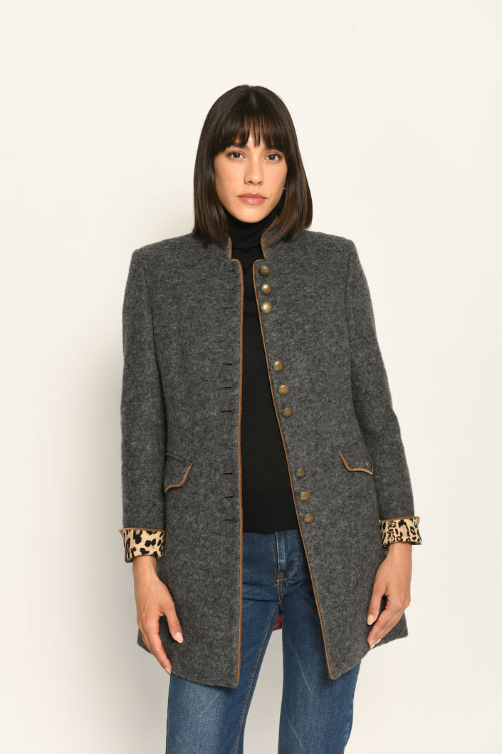 Grauer taillierter Gehrock für Damen aus Wolle mit Stehkragen und Ärmelsaumbeleg im Leo-Dessin – Vorderansicht