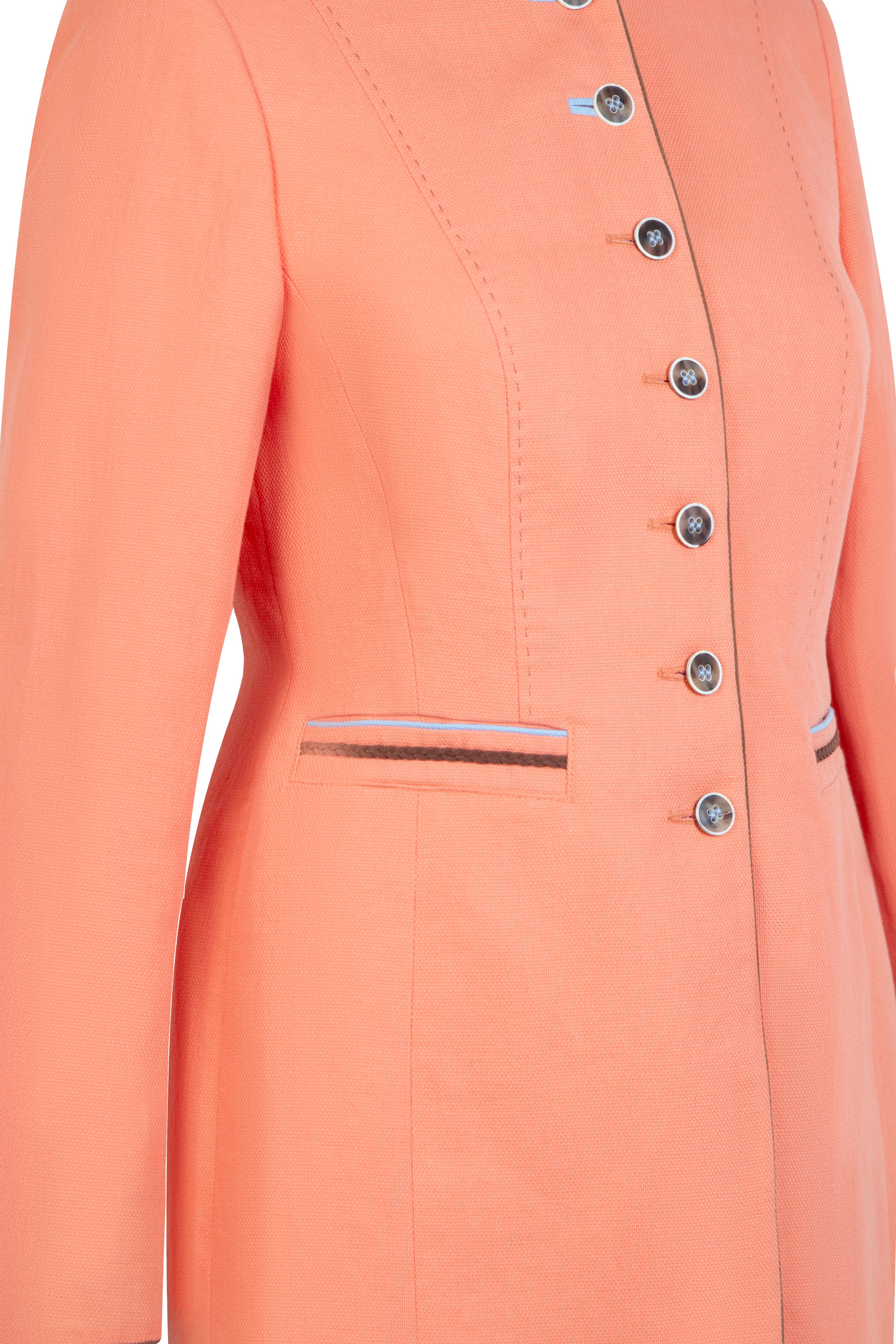 Detailansicht eines orangefarbenen Gehrocks mit Leistentaschen, verziert mit geflochtenem Band aus Velourslederimitag.