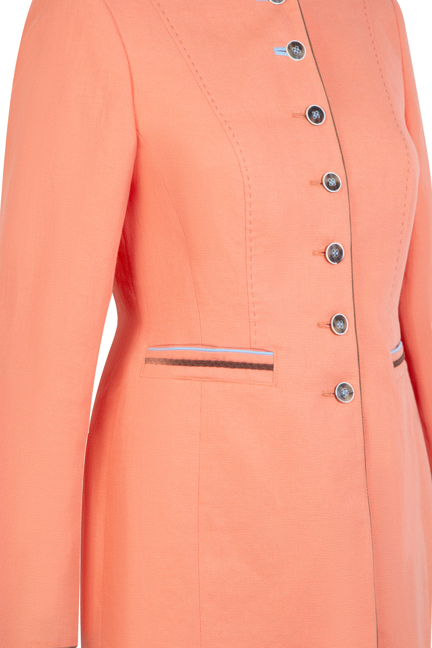 Detailansicht eines orangefarbenen Gehrocks mit Leistentaschen, verziert mit geflochtenem Band aus Velourslederimitag.