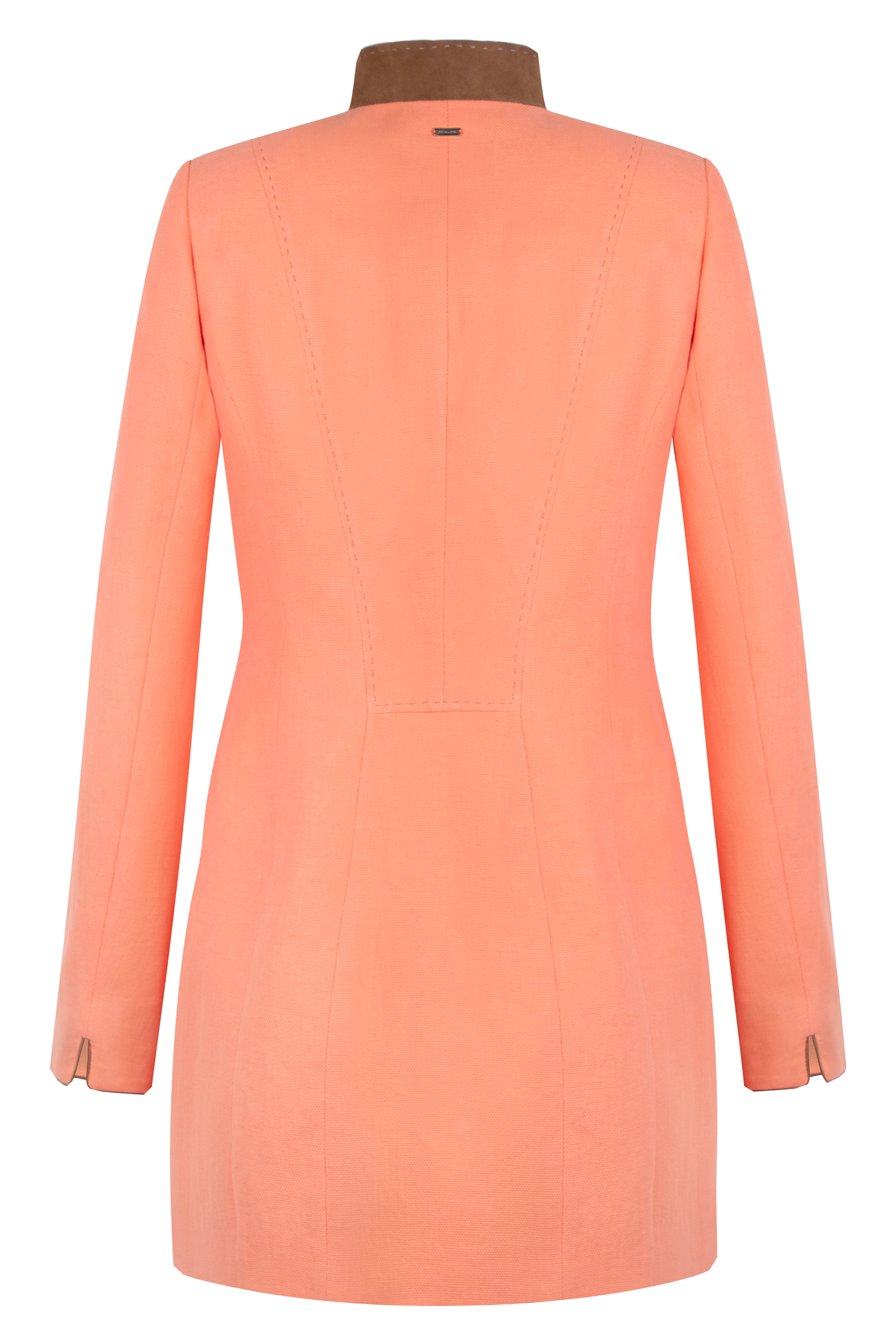 Freisteller eines orangefarbenen Gehrocks mit Stehkragen und offenem Ärmelschlitz zum Umschlagen – Rückenansicht.