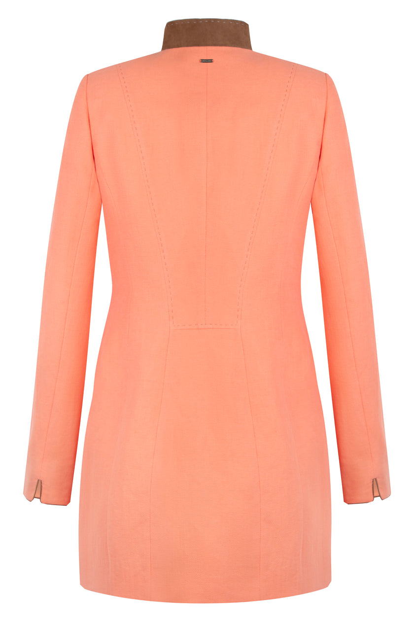 Freisteller eines orangefarbenen Gehrocks mit Stehkragen und offenem Ärmelschlitz zum Umschlagen – Rückenansicht.