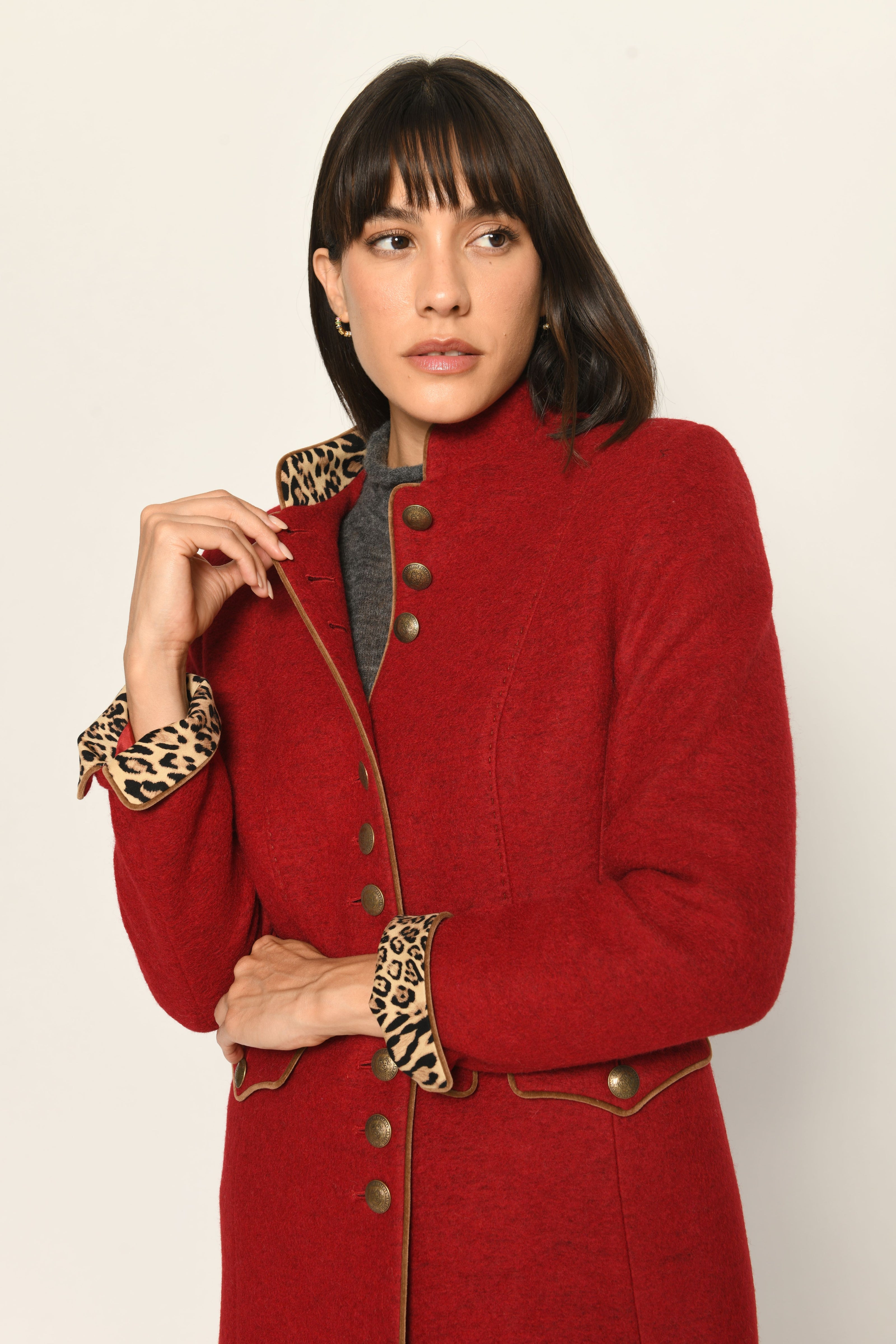 Roter taillierter Gehrock für Damen aus Wolle mit Stehkragen und Ärmelsaumbeleg im Leo-Dessin – Vorderansicht