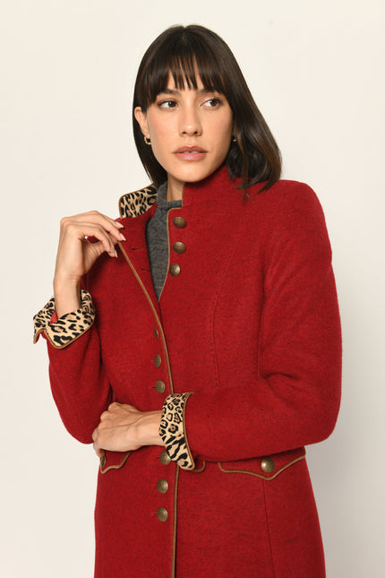 Roter taillierter Gehrock für Damen aus Wolle mit Stehkragen und Ärmelsaumbeleg im Leo-Dessin – Vorderansicht