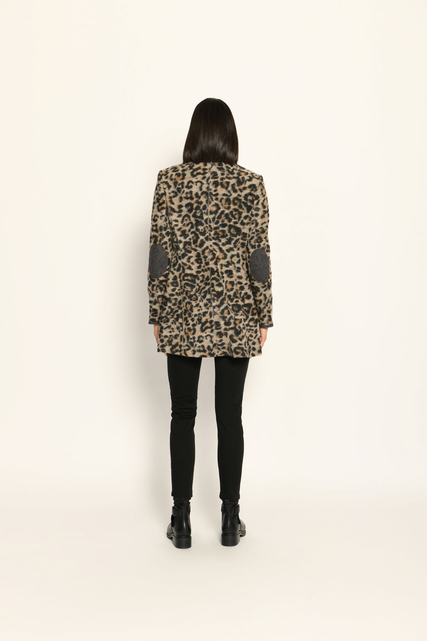 Taillierter Gehrock für Damen im Leo-Look mit sichtbaren grauen Ellbogenpatches – Rückansicht