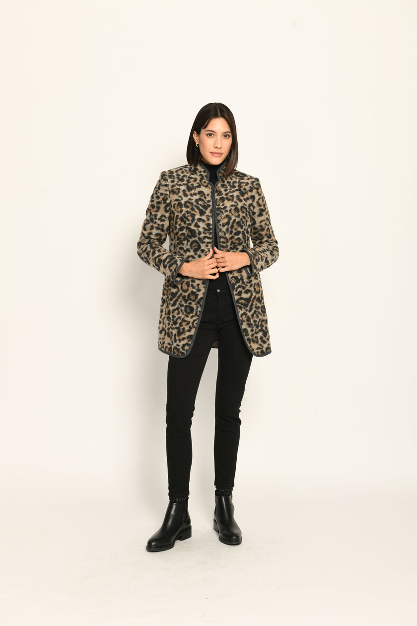 Taillierter Gehrock für Damen im Leo-Look lässig kombiniert zu schwarzer Jeanshose – Vorderansicht