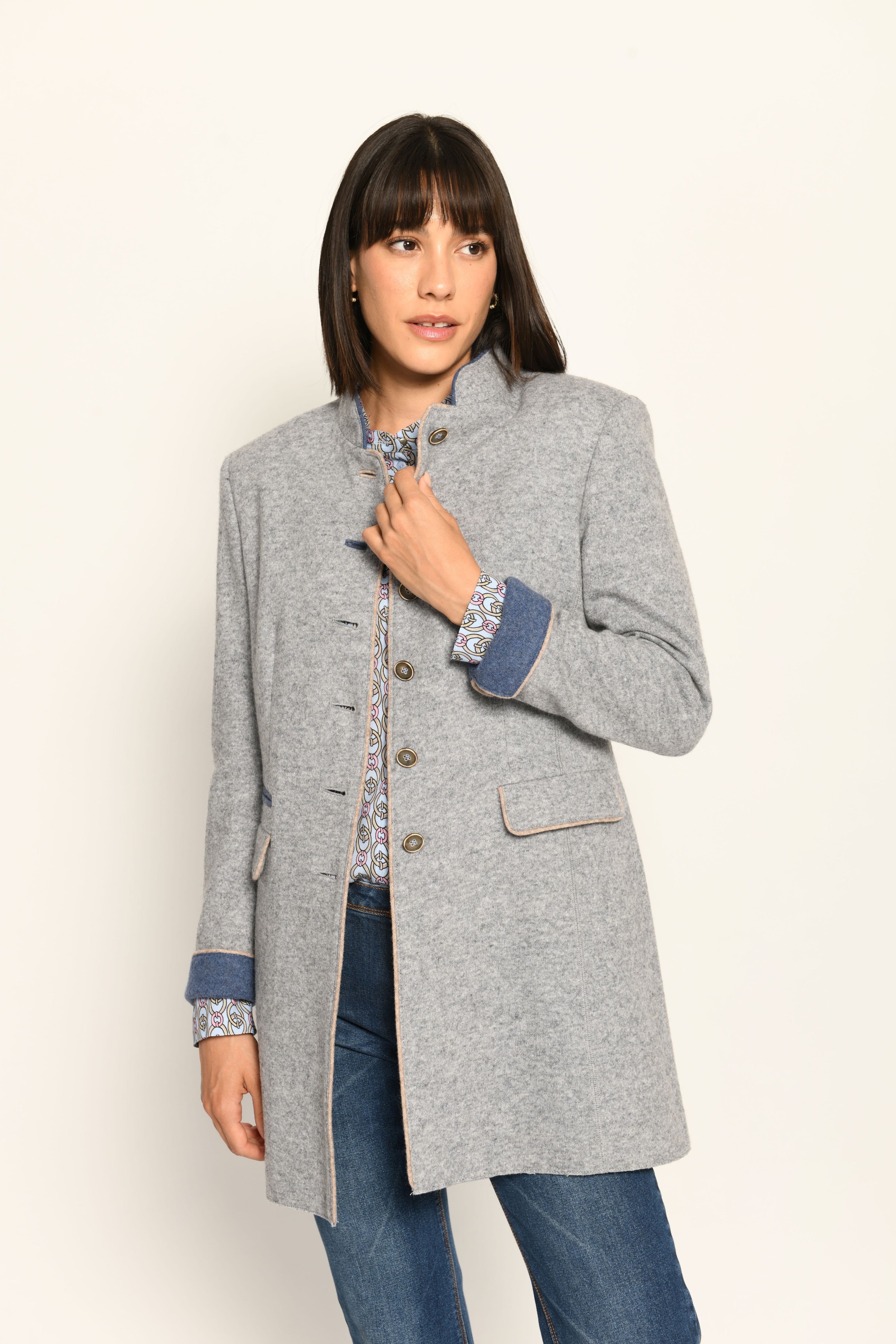 Taillierter hellgrauer Gehrock für Damen mit feinen blauen Details, kombiniert zur passenden Bluse – Vorderansicht