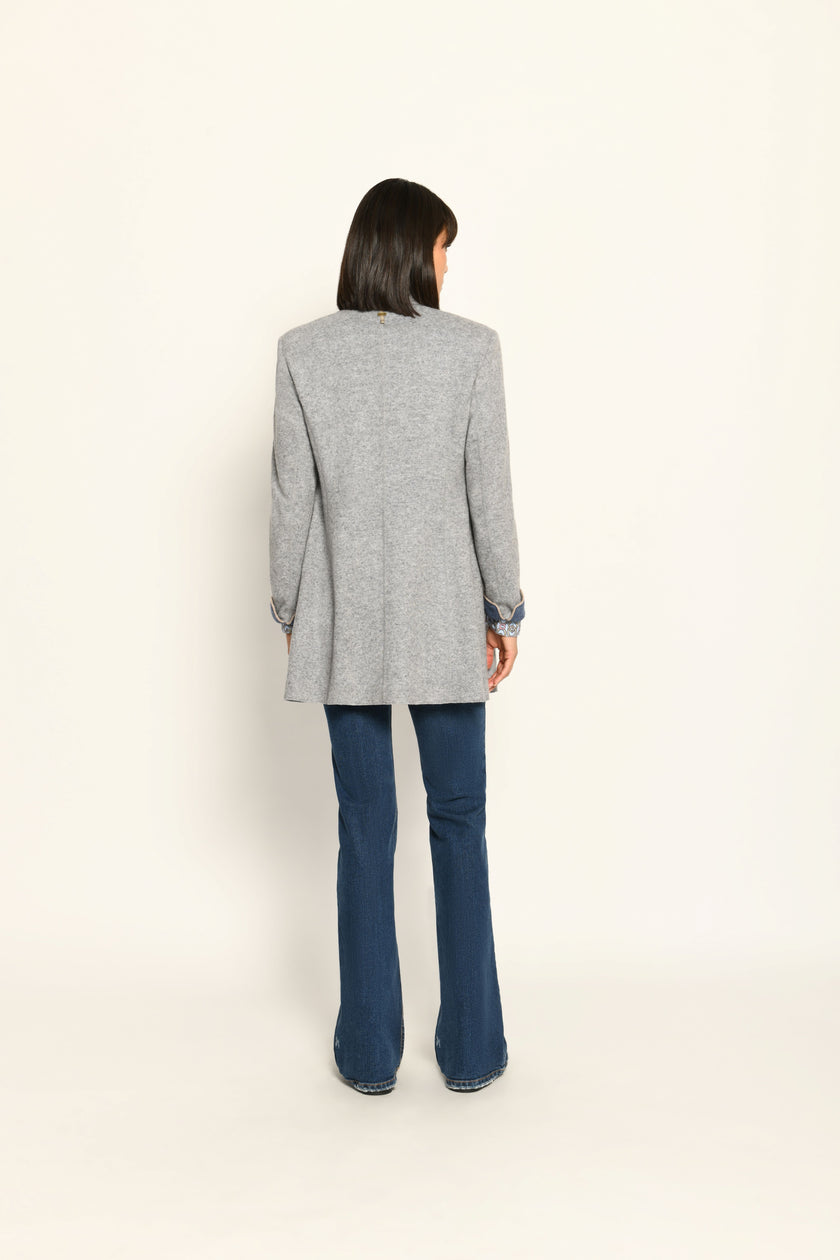 Taillierter hellgrauer Gehrock für Damen mit feinen blauen Details und Ellbogenpatches – Rückansicht