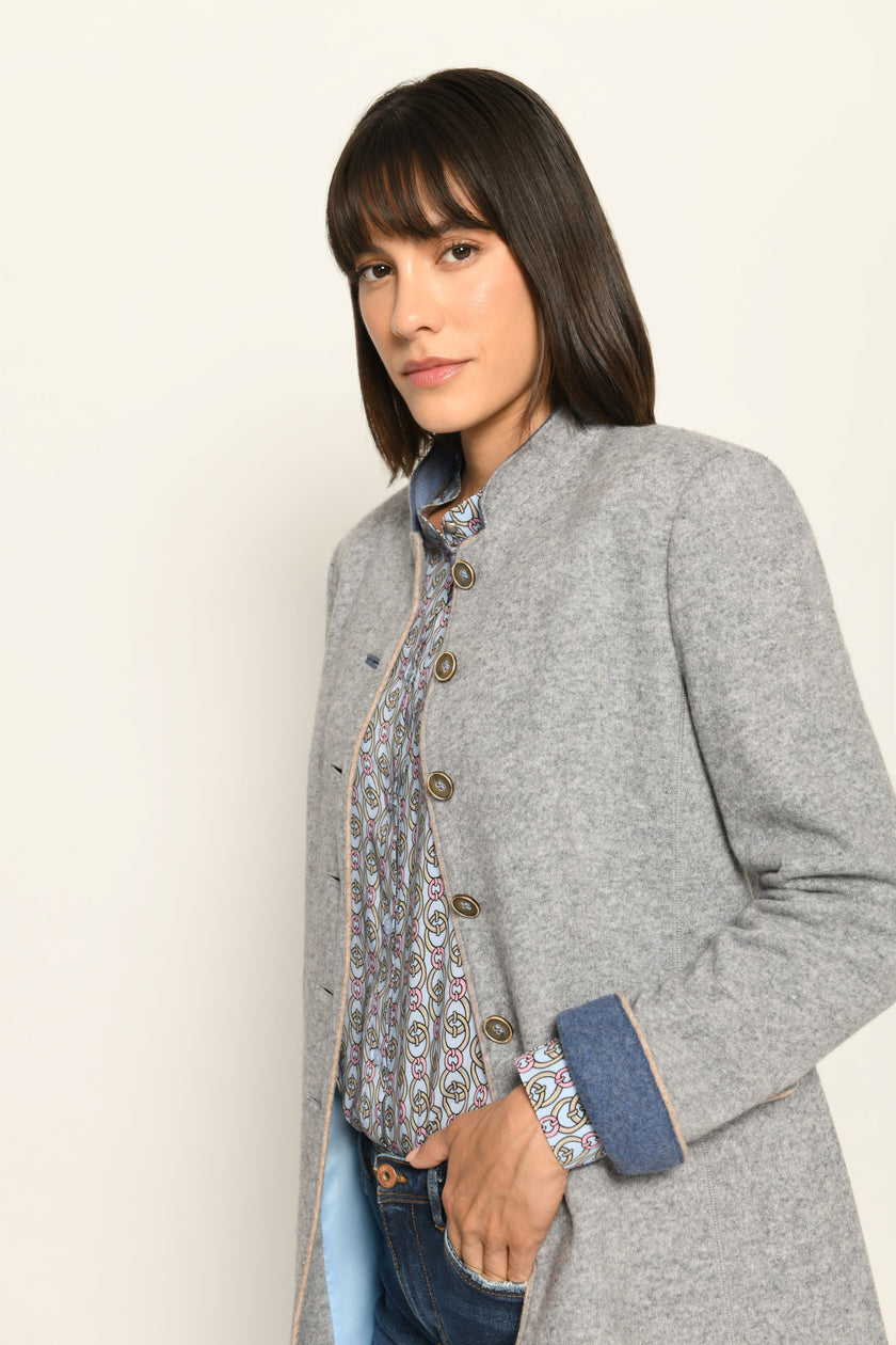 Taillierter hellgrauer Gehrock für Damen mit feinen blauen Details, sichtbar auch am umgeschlagenen Ärmel – Seitenansicht.