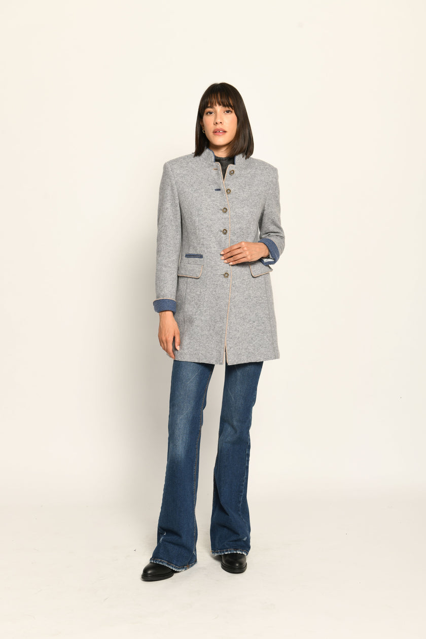 Taillierter hellgrauer Gehrock für Damen mit feinen blauen Details und geschlossener Knopfleiste – Vorderansicht