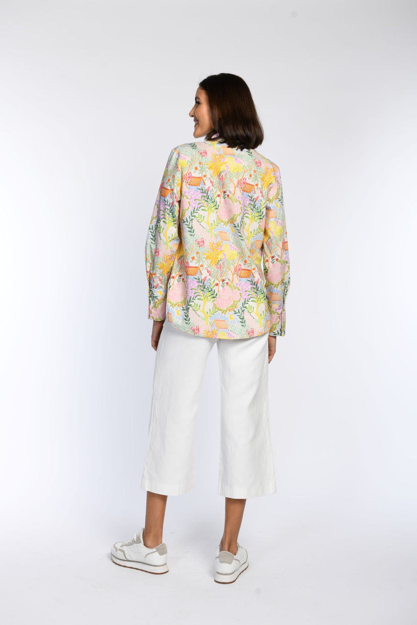 Rückenansicht: Hemdbluse mit farbenfrohem Druck und langen Ärmeln, die in breiten, geknöpften Manschetten enden.