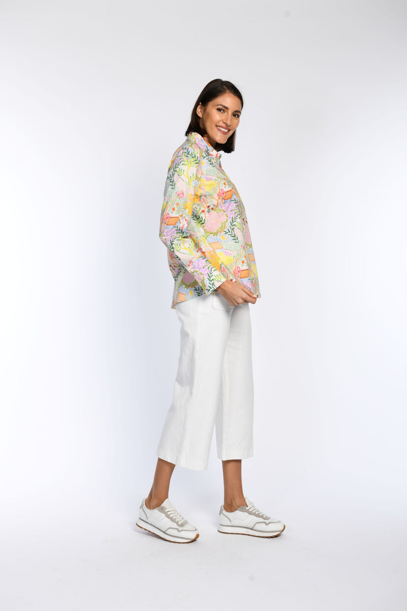 Langärmelige Hemdbluse in der Seitenansicht mit einem farbenfrohen Allover-Print. 