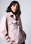 Rosafarbene, lässig geschnittene Damenjacke in Hemdoptik aus kuscheligem Webpelz – Frontansicht