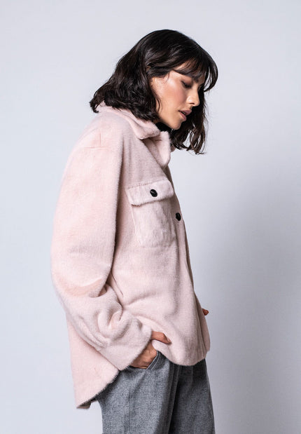 Rosafarbene, lässig geschnittene Damenjacke in Hemdoptik aus kuscheligem Webpelz.