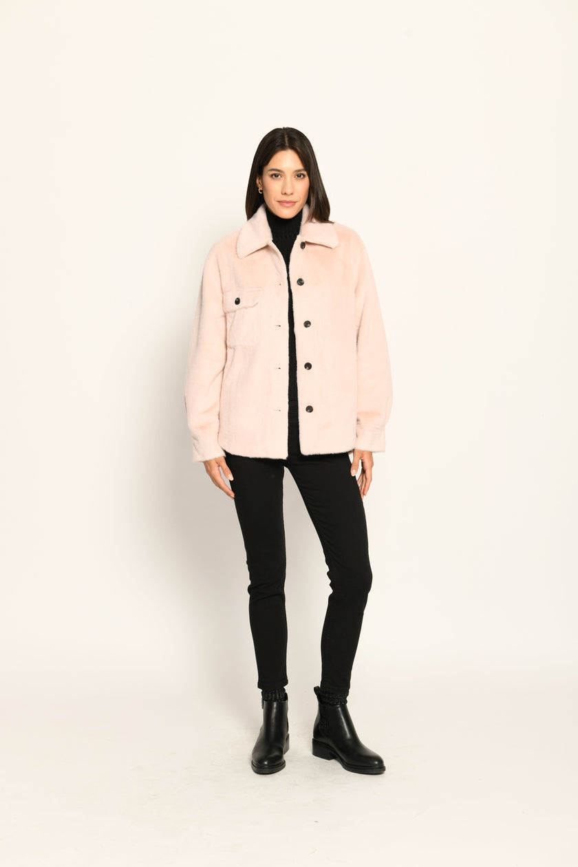 Rosafarbene, lässig geschnittene Damenjacke in Hemdoptik aus kuscheligem Webpelz – Front