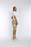 Model trägt eine weite Palazzo-Hose mit geradem Bein und buntem Druck.