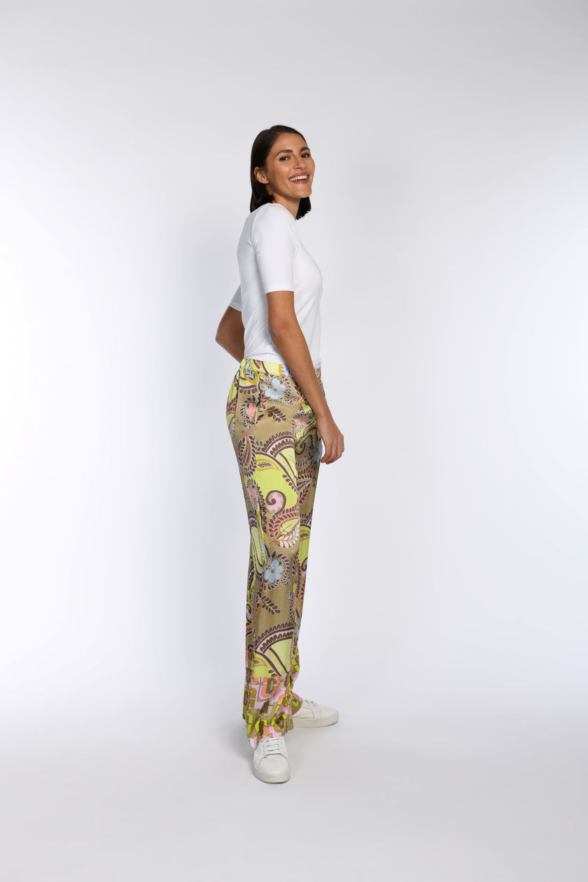 Model trägt eine weite Palazzo-Hose mit geradem Bein und buntem Druck.